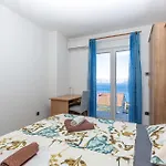 3 Bedroom Cozy In Apartment Novi Vinodolski