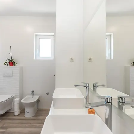 3 Bedroom Cozy In * ノヴィ・ヴィノドロスキー