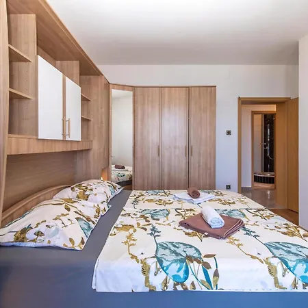 3 Bedroom Cozy In Novi Vinodolski
