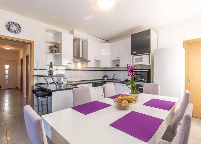 Awesome In Apartamento Novi Vinodolski